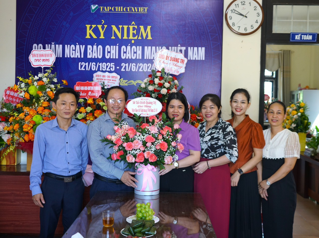 Sở T&agrave;i ch&iacute;nh tặng hoa ch&uacute;c mừng